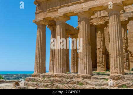 Detail des Tempels von Concordia (griechisch: Harmonia), erbaut um 440-430 v. Chr., der ein alter griechischer Tempel der antiken Stadt Akragas ist, in dem sich befindet Stockfoto