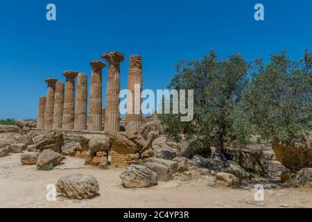 Der Herakles-Tempel (510 v. Chr.), ein griechischer Tempel der antiken Stadt Akragas, befindet sich im Templatal in Agrigento Stockfoto