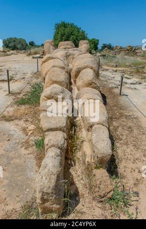 Überreste eines Atlasses des griechischen Tempels des Olympischen Zeus in Agrigent, Sizilien war der größte dorische Tempel je gebaut, befindet sich im alten c Stockfoto