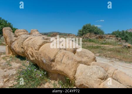 Überreste eines Atlasses des griechischen Tempels des Olympischen Zeus in Agrigent, Sizilien war der größte dorische Tempel je gebaut, befindet sich im alten c Stockfoto