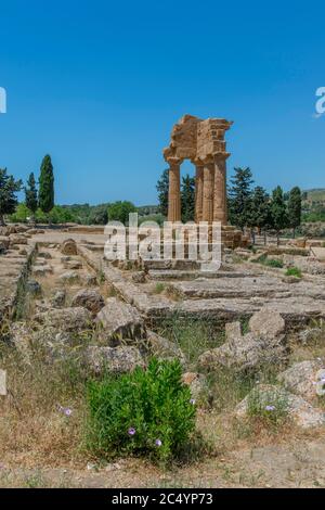 Der Tempel der Dioscuri (Castor und Pollux), 5. Jahrhundert v. Chr., ist ein griechischer Tempel der antiken Stadt Akragas, im Valle dei Templi in EINEM Stockfoto