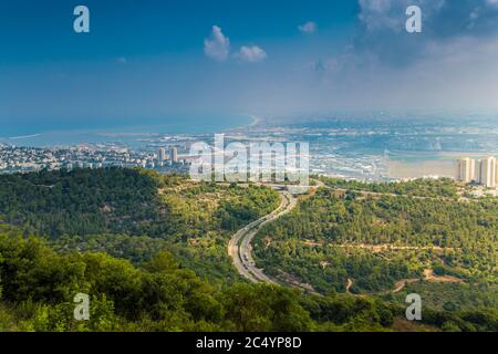 Panoramablick auf die Bucht von Haifa, mit der Innenstadt von Haifa, den Hafen, die Industriezone in einem sonnigen Sommertag. Von der Haifa University aus gesehen. Haifa, N Stockfoto