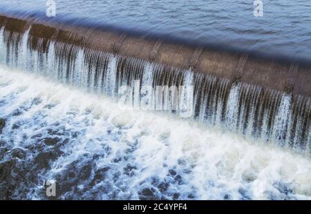 Wasserfallströmung hinunter ein Lasher von Damm, Wasser sparen Konzept Stockfoto