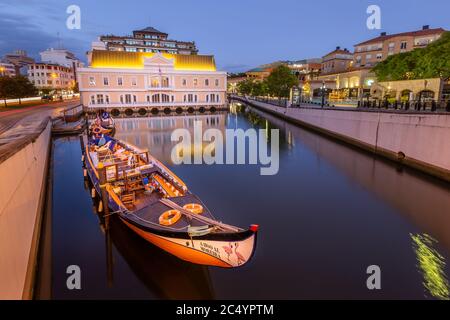 Sonnenuntergang Blick auf die Innenstadt von Aveiro mit seinem Fluss und klassischen Booten in Portugal Stockfoto