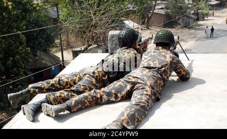 Die Rebellen BDR, Bangladesh Gewehre, Soldaten nehmen Position mit schweren Gewehren an, 37 BDR Hauptquartier, in Rajshahi, Bangladesch. Februar 26, 2009. Eine Meuterei Stockfoto