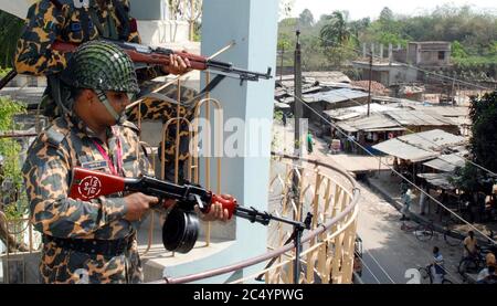 Die Rebellen BDR, Bangladesh Gewehre, Soldaten nehmen Position mit schweren Gewehren an, 37 BDR Hauptquartier, in Rajshahi, Bangladesch. Februar 26, 2009. Eine Meuterei Stockfoto