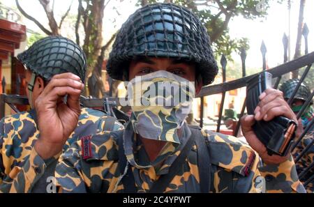 Die Rebellen BDR, Bangladesh Gewehre, Soldaten nehmen Position mit schweren Gewehren an, 37 BDR Hauptquartier, in Rajshahi, Bangladesch. Februar 26, 2009. Eine Meuterei Stockfoto