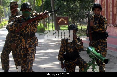 Die Rebellen BDR, Bangladesh Gewehre, Soldaten nehmen Position mit schweren Gewehren an, 37 BDR Hauptquartier, in Rajshahi, Bangladesch. Februar 26, 2009. Eine Meuterei Stockfoto