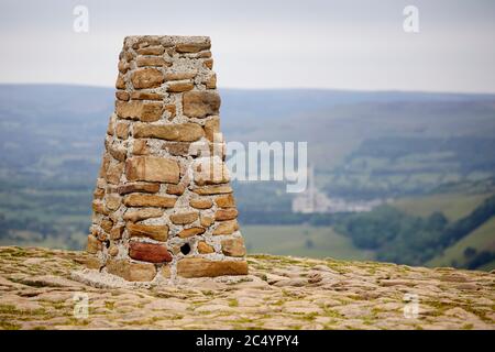 Gipfelstein-Denkmal Mam Tor Hügel bei Castleton in der High Peak of Derbyshire, England Stockfoto