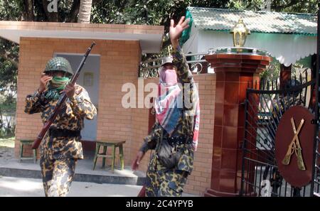 Die Rebellen BDR, Bangladesh Gewehre, Soldaten nehmen Position mit schweren Gewehren an, 37 BDR Hauptquartier, in Rajshahi, Bangladesch. Februar 26, 2009. Eine Meuterei Stockfoto