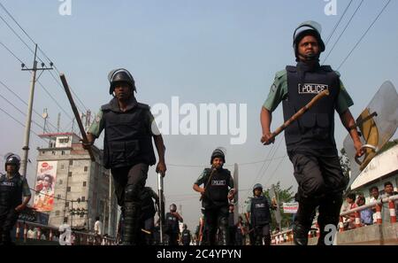 Polizei in Aktion während des Zusammenstoßes zwischen Aktivisten von Islami Chatra Shibir, ICS und Bangladesh Chatra League, BCL auf dem Campus der Rajshahi Universit Stockfoto