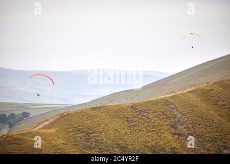 Paragliding vor dem Mam Tor Hügel bei Castleton in der High Peak of Derbyshire, England Stockfoto