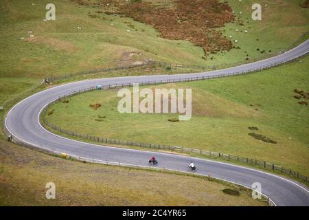 Radfahrer vom Mam Tor Hügel bei Castleton in der High Peak of Derbyshire, England Stockfoto