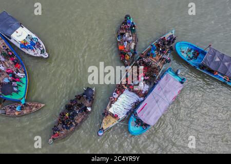 Dhaka, Dhaka, Bangladesch. Juni 2020. (Anmerkung der Redaktion: Bild mit einer Drohne) Rettungsarbeiter suchen nach Leichen von Opfern nach dem Start kenterte am 29. Juni 2020 im Buriganga River in Dhaka, Bangladesch. 32 Menschen starben und Dutzende werden vermisst, nachdem eine Fähre gekentert und versank am Sadarghat Fährterminal in Dhaka Kollision mit einem anderen Schiff, Feuerwehr Quellen sagten. Kredit: Zabed Hasnain Chowdhury/ZUMA Wire/Alamy Live Nachrichten Stockfoto