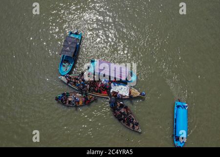 Dhaka, Dhaka, Bangladesch. Juni 2020. (Anmerkung der Redaktion: Bild mit einer Drohne) Rettungsarbeiter suchen nach Leichen von Opfern nach dem Start kenterte am 29. Juni 2020 im Buriganga River in Dhaka, Bangladesch. 32 Menschen starben und Dutzende werden vermisst, nachdem eine Fähre gekentert und versank am Sadarghat Fährterminal in Dhaka Kollision mit einem anderen Schiff, Feuerwehr Quellen sagten. Kredit: Zabed Hasnain Chowdhury/ZUMA Wire/Alamy Live Nachrichten Stockfoto