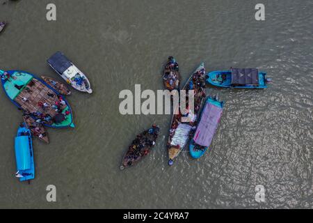 Dhaka, Dhaka, Bangladesch. Juni 2020. (Anmerkung der Redaktion: Bild mit einer Drohne) Rettungsarbeiter suchen nach Leichen von Opfern nach dem Start kenterte am 29. Juni 2020 im Buriganga River in Dhaka, Bangladesch. 32 Menschen starben und Dutzende werden vermisst, nachdem eine Fähre gekentert und versank am Sadarghat Fährterminal in Dhaka Kollision mit einem anderen Schiff, Feuerwehr Quellen sagten. Kredit: Zabed Hasnain Chowdhury/ZUMA Wire/Alamy Live Nachrichten Stockfoto