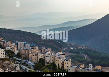 Blick auf die Berge von Galiläa von der Heiligen Stadt Safed oder Tsfat Israel am Abend. Berge im Nebel. Stockfoto