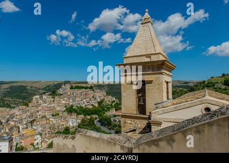 Blick auf Ragusa Ibla mit der Kirche Santa Maria delle Sale im Vordergrund von der Oberstadt Ragusa, auf der Insel Sizilien in Italien. Stockfoto