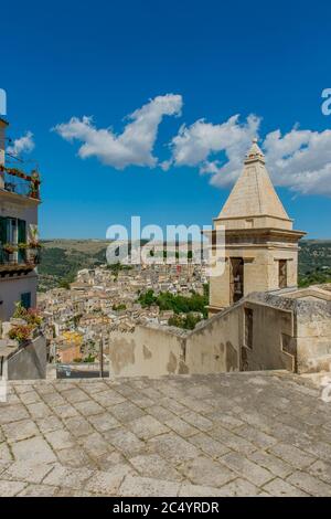 Blick auf Ragusa Ibla mit der Kirche Santa Maria delle Sale im Vordergrund von der Oberstadt Ragusa, auf der Insel Sizilien in Italien. Stockfoto