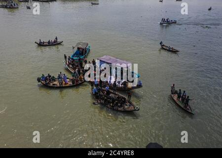 Dhaka, Dhaka, Bangladesch. Juni 2020. (Anmerkung der Redaktion: Bild mit einer Drohne) Rettungsarbeiter suchen nach Leichen von Opfern nach dem Start kenterte am 29. Juni 2020 im Buriganga River in Dhaka, Bangladesch. 32 Menschen starben und Dutzende werden vermisst, nachdem eine Fähre gekentert und versank am Sadarghat Fährterminal in Dhaka Kollision mit einem anderen Schiff, Feuerwehr Quellen sagten. Kredit: Zabed Hasnain Chowdhury/ZUMA Wire/Alamy Live Nachrichten Stockfoto