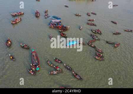 Dhaka, Dhaka, Bangladesch. Juni 2020. (Anmerkung der Redaktion: Bild mit einer Drohne) Rettungsarbeiter suchen nach Leichen von Opfern nach dem Start kenterte am 29. Juni 2020 im Buriganga River in Dhaka, Bangladesch. 32 Menschen starben und Dutzende werden vermisst, nachdem eine Fähre gekentert und versank am Sadarghat Fährterminal in Dhaka Kollision mit einem anderen Schiff, Feuerwehr Quellen sagten. Kredit: Zabed Hasnain Chowdhury/ZUMA Wire/Alamy Live Nachrichten Stockfoto