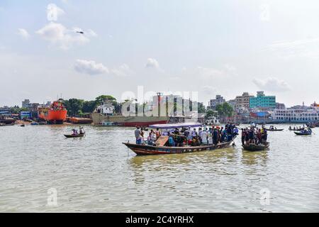 Dhaka, Dhaka, Bangladesch. Juni 2020. Rettungskräfte suchen nach Leichen von Opfern nach dem Start, der am 29. Juni 2020 im Buriganga River in Dhaka, Bangladesch, gekentert wurde. 32 Menschen starben und Dutzende werden vermisst, nachdem eine Fähre gekentert und versank am Sadarghat Fährterminal in Dhaka Kollision mit einem anderen Schiff, Feuerwehr Quellen sagten. Kredit: Zabed Hasnain Chowdhury/ZUMA Wire/Alamy Live Nachrichten Stockfoto