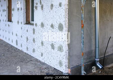 Die Fassade des Hauses, die mit Wärmedämmplatten bedeckt ist Stockfoto