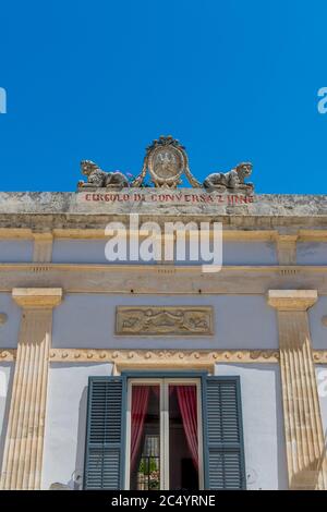 Straßenszene in der Stadt Ragusa Ibla, auf der Insel Sizilien in Italien. Stockfoto