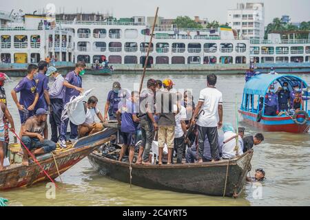 Dhaka, Dhaka, Bangladesch. Juni 2020. Rettungskräfte suchen nach Leichen von Opfern nach dem Start, der am 29. Juni 2020 im Buriganga River in Dhaka, Bangladesch, gekentert wurde. 32 Menschen starben und Dutzende werden vermisst, nachdem eine Fähre gekentert und versank am Sadarghat Fährterminal in Dhaka Kollision mit einem anderen Schiff, Feuerwehr Quellen sagten. Kredit: Zabed Hasnain Chowdhury/ZUMA Wire/Alamy Live Nachrichten Stockfoto