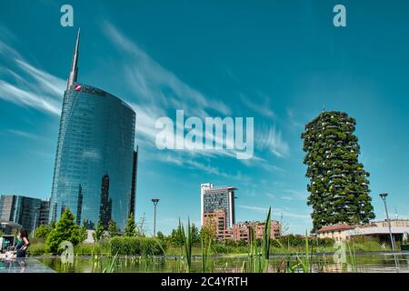 Mailand, Italien, 06.29.2020: Panoramablick auf den UniCredit Tower und Vertikalen Wald, Bosco Verticale Wolkenkratzer aus der Bibliothek der Bäume Park, Parco Stockfoto