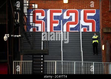 Ein Steward mit Gesichtsmaske wacht während des Premier League-Spiels im Selhurst Park, London, über die leere Treppe. Stockfoto