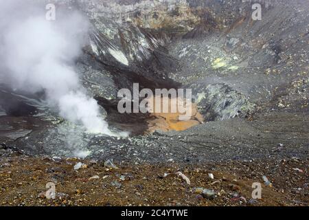 Der Vulkan Lokon Krater in Manado, Indonesien Stockfoto