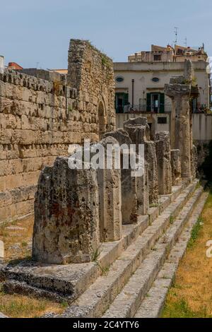 Der Apollotempel ist eines der wichtigsten antiken griechischen Denkmäler in Ortygia, der Altstadt von Syrakus, und liegt vor der Piazza Pa Stockfoto