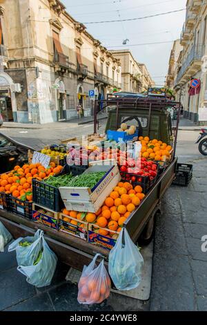 Obst und Gemüse auf einem Piaggio, manchmal auch als Ape Piaggio, Apecar, Ape Car oder einfach Ape, das ist ein dreirädriger leichter kommerzielle Fahrzeug Stockfoto