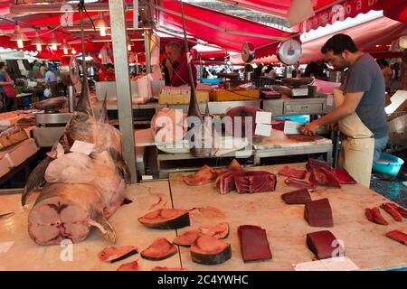 Frischer Thunfisch wird auf dem Fischmarkt in Catania auf der Insel Sizilien, Italien, verkauft. Stockfoto