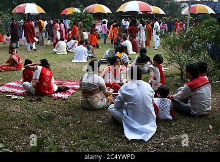 Familienangehörige auf dem Weg zum BDR-Hauptquartier für Verhandlungen, um Frauen und Kinder aus dem BDR-Gelände zu holen. Pilkhana, Dhaka, Bangladesch Stockfoto