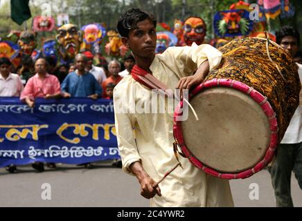 Familienangehörige auf dem Weg zum BDR-Hauptquartier für Verhandlungen, um Frauen und Kinder aus dem BDR-Gelände zu holen. Pilkhana, Dhaka, Bangladesch Stockfoto