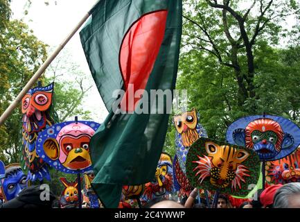 Familienangehörige auf dem Weg zum BDR-Hauptquartier für Verhandlungen, um Frauen und Kinder aus dem BDR-Gelände zu holen. Pilkhana, Dhaka, Bangladesch Stockfoto