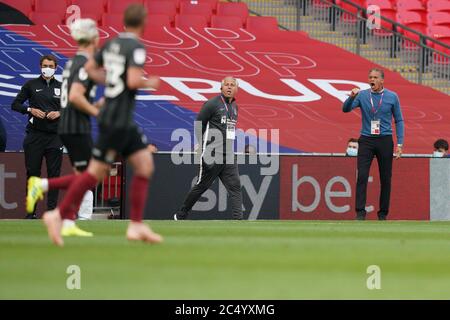 London, Großbritannien. Juni 2020. Northampton Town Manager Keith Curle (rechts) während des Sky Bet League 2 PLAY-OFF Finalspiels zwischen Exeter City und Northampton Town im Wembley Stadium, London, England am 29. Juni 2020. Foto von Andy Rowland. Kredit: Prime Media Images/Alamy Live Nachrichten Stockfoto