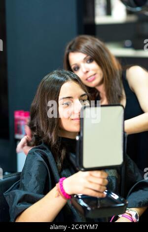 Kunden suchen Ar ihre neue Frisur im Spiegel Stockfoto