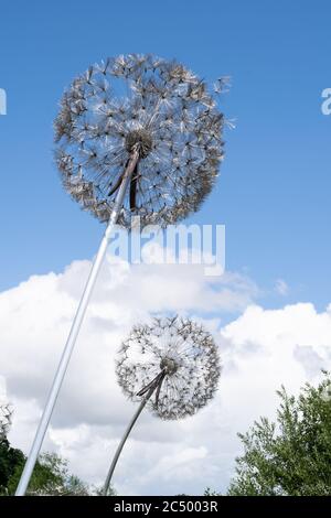 Löwenzahn Skulptur von Robin Wight oder Fantasy Wire. Trentham Gardens, Stoke-on-Trent, Staffordshire, Großbritannien Stockfoto