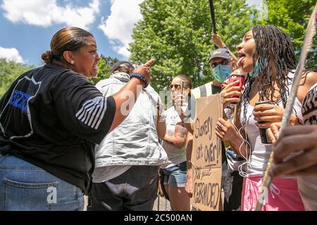 St. Paul, Minnesota, USA. Juni 2020. Zwei Frauen streiten vor dem Gouverneurshaus. Befürworter der Strafverfolgung kamen, um ihre Meinung und Unterstützung für die Polizei im ganzen Land zu äußern. Sie wurden mit Gegenprotestierenden getroffen und waren in der weitaus unterzähligen Zahl. (Bild: © Chris JuhnZUMA Wire) Stockfoto