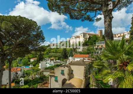 Blick auf Ravello und Regenschirmkiefer vom Garten der Villa Rufolo in Ravello an der Amalfiküste, Italien. Stockfoto