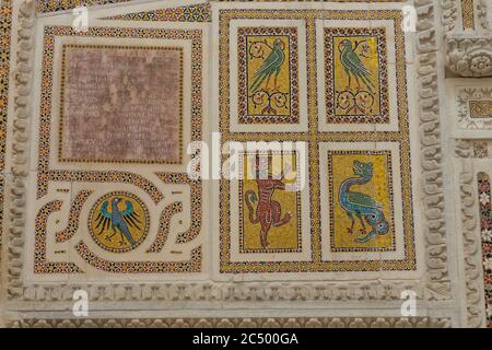 Detail das Mosaik der Kanzel die Kathedrale (erbaut 1087) von Ravello, einer Stadt über der Amalfiküste, Italien. Stockfoto