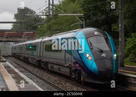 Eine TransPennine Express Hitatchi 'Nova 1' Klasse 802 wird gesehen vorbei Eccles Bahnhof (Manchester) auf einem Newcastle nach Liverpool Service Stockfoto