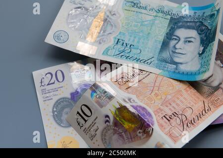 Britisches Pfund Sterling bestehend aus den fünf, zehn und zwanzig Pfund Noten. Stockfoto