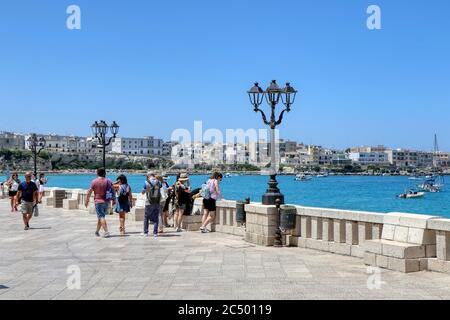 Touristen zu Fuß an der Küste der Helden von Otranto, Salento, Apulien, Italien Stockfoto