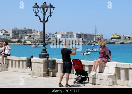 Touristen zu Fuß an der Küste der Helden von Otranto, Salento, Apulien, Italien Stockfoto