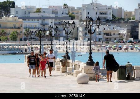 Touristen zu Fuß an der Küste der Helden von Otranto, Salento, Apulien, Italien Stockfoto
