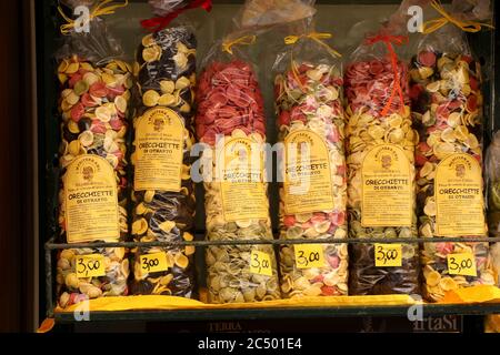 Packs Apulian Orecchiette zum Verkauf in einem Souvenirshop in der Altstadt von Otranto, Salento, Apulien, Italien Stockfoto